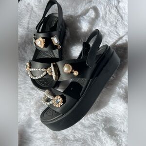 Crocs Brooklyn 4U Black Sandals with Charms - Size 7